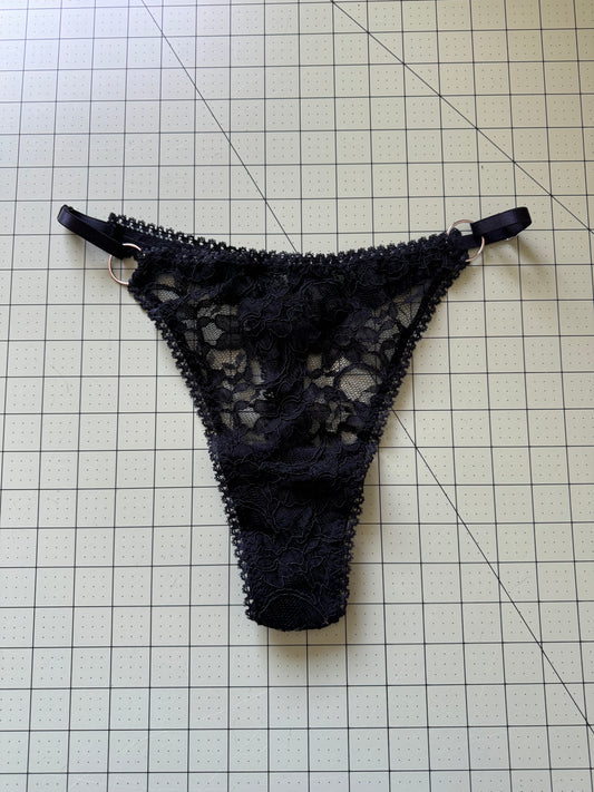 L “Yasmeen” Thong (Old lace)